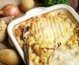 Francuska zapiekanka z ziemniaków i sera pleśniowego: pożywniejszej i smaczniejszej nie znajdziecie