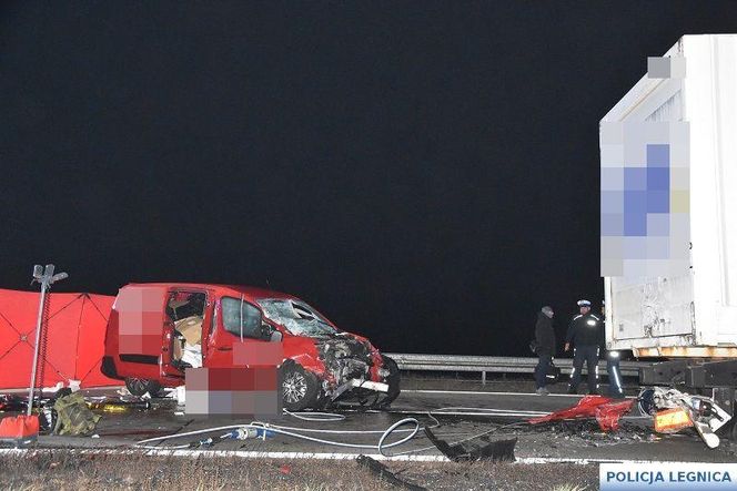 Śmiertelny wypadek na autostradzie A4. Auto wbiło się w naczepę tira, nie żyje 81-latek 