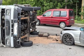Wypadek w Lubieni. Dostawczy bus zderzył się z BMW