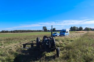 Tragedia na polu w Karolinowie: 91-latek przejechany przez własny ciągnik