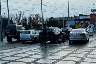 Dzikie parkowanie przed szczecińskim dworcem