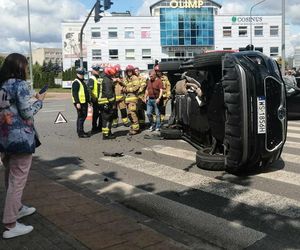 Kolizja na Sokołowskiej w Siedlcach. Jedno auto przewróciło się na bok