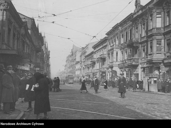 Fragment ulicy. Widoczni przechodnie, policjant kierujący ruchem. W tle tramwaj /1925 - 1939 