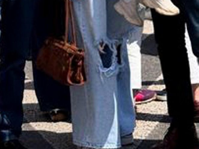 Rozenek w podartych spodniach na marszu