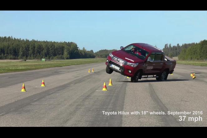 Toyota Hilux test łosia