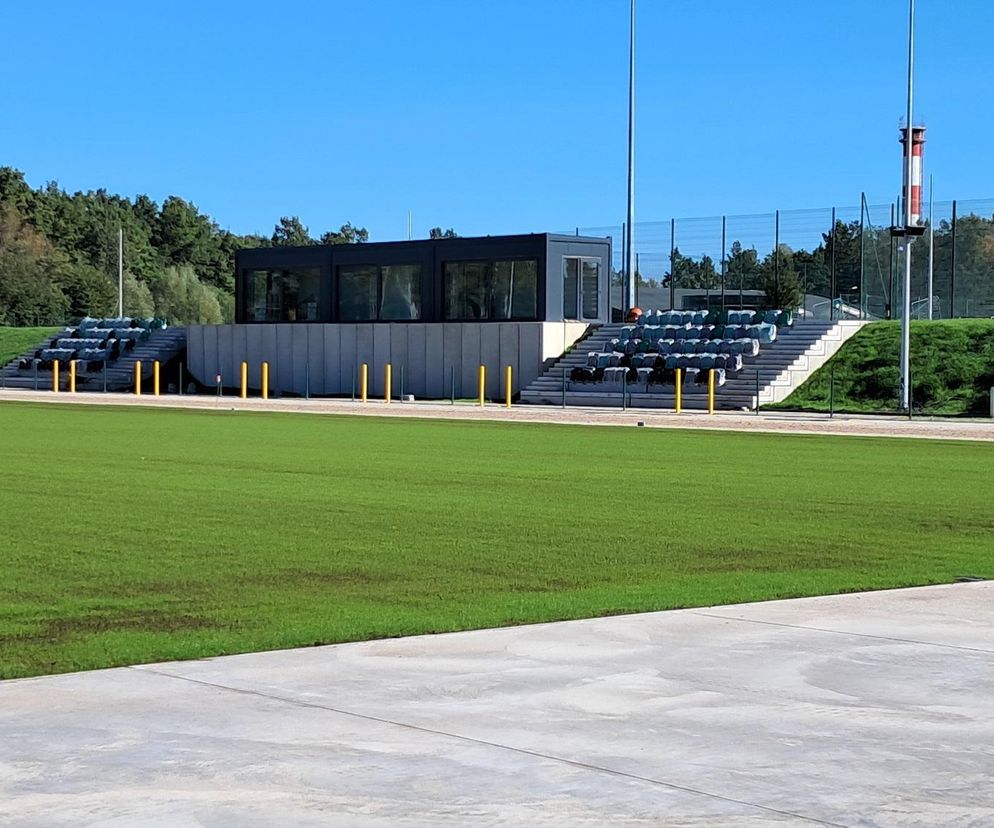 Budowa stadionu w Starachowicach. Murawa już zielona