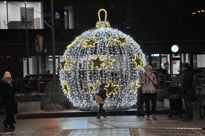 Świąteczne iluminacje na deptaku i Placu Artystów w Kielcach
