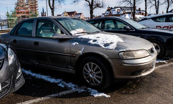 161 mandatów za parkowanie o wartości 32 tysięcy złotych! Auto od 1.5 roku stoi przy ul. 3 Maja w Gdańsku