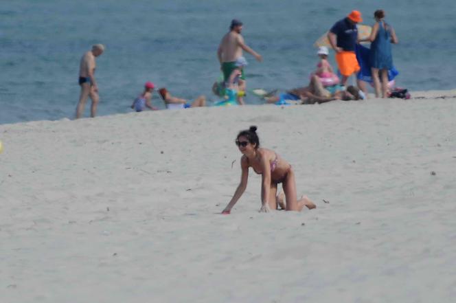 Kaczyńska z nieznajomym smaży się na plaży