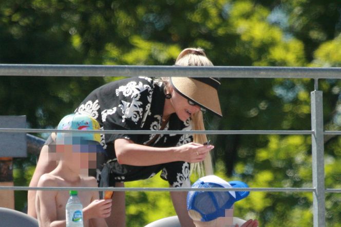 Marlena Muranowicz, wkrótce była żona Mroczka w bikini na plaży.