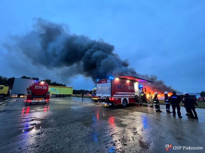 Pożar składowiska odpadów w Promniku (gm. Strawczyn)
