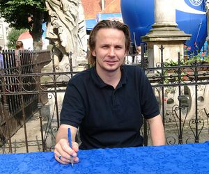 Bartłomiej Topa: Szlachcic z manią wielkości w serialu 1670, a w życiu wzór czułości i troski