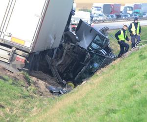 Straszny wypadek na autostradzie A4. Bus przygnieciony przez ciężarówkę, trzy osoby nie żyją 