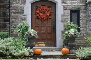 23 świetne pomysły na jesienne dekoracje drzwi wejściowych. Rady, inspiracje i zdjęcia