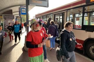 Dr Clown zaraża śmiechem w Światowym Dniu Uśmiechu