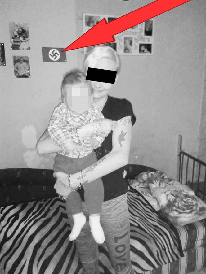Matka publikowała zdjęcia dziecka z HITLEREM i SWASTYKĄ na FACEBOOKU