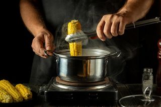 Sezon na złote kolby w pełni. Dodaj pół szklanki tego płynu do gotowania kukurydzy, a będzie rozpływać się w ustach