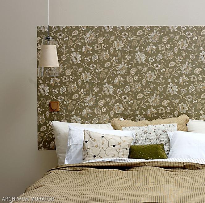 Wzorzysta tapeta na ścianach w sypialni
