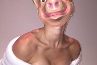 Miley Cyrus nago z prosiaczkiem na okładca Paper. Prawie jak Kim Kardashian...