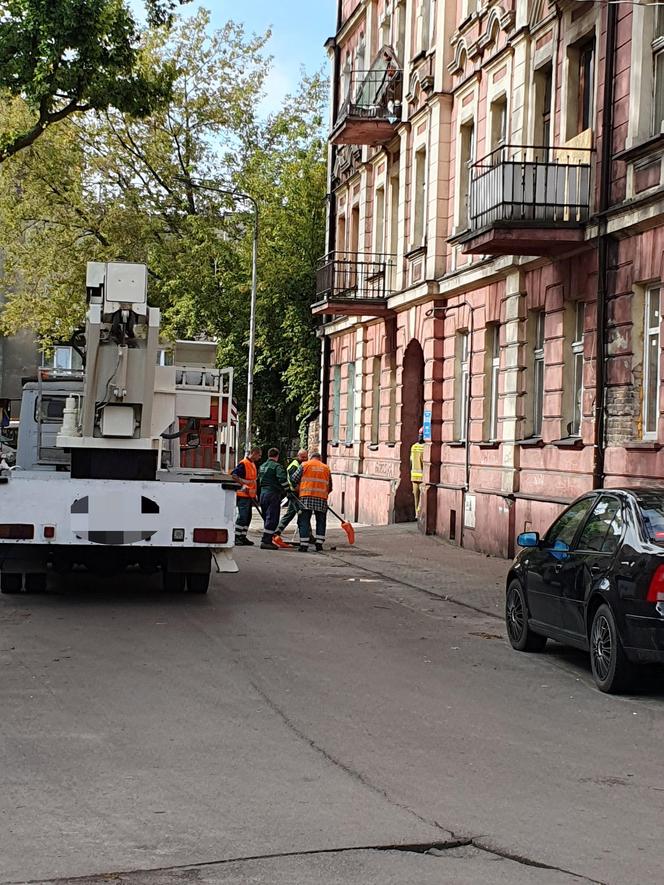 Pod małżeństwem zarwał się balkon, spadli z 3. piętra. Kobieta zmarła na stole operacyjnym.