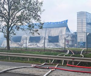 Hala produkcyjna w ogniu! Pożar hali pod Trójmiastem. Zamknięta droga i apel do mieszkańców