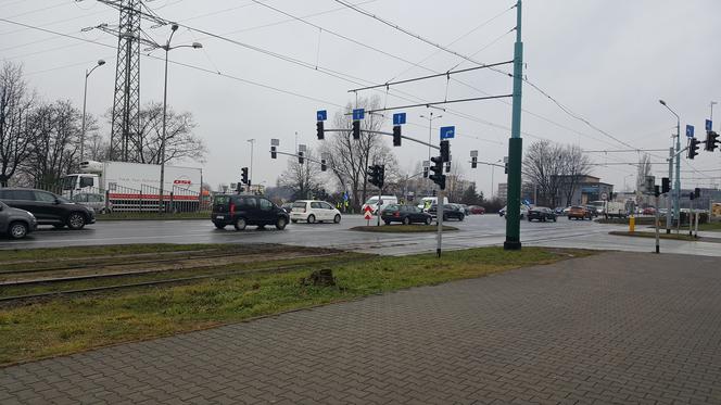 Nieopierzeni policjanci sterują ruchem w Chorzowie [ZDJĘCIA]