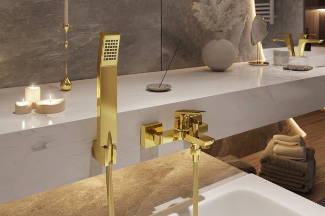 Łazienka ze złotymi akcesoriami i dodatkami – geometryczna doskonałość