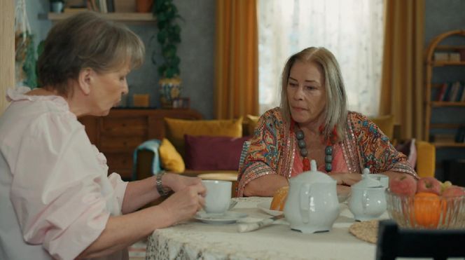 Barwy szczęścia, odcinek 3145. Basia (Sławomira Łozińska), Jola (Małgorzata Potocka) 