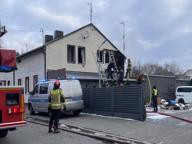 Pożar domu w Pabianicach. Policjanci ewakuowali z płonącego budynku dwie osoby