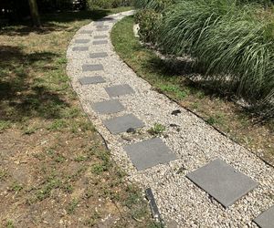 Dziurawe nawierzchnie – pomysły na podjazdy i podejścia, które zatrzymają deszcz na działce i nie zmienią klimatu wokół domu