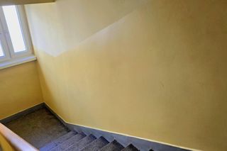 W PRL-u były w każdym budynku. Dziś ponownie są wnętrzarskim hitem