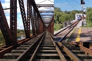 Chwile grozy na torach! Dzieci wjechały na most tuż pod nadjeżdżający pociąg