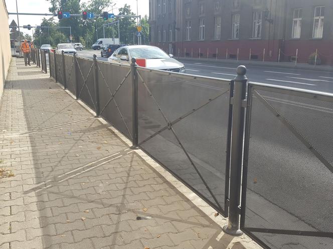 ​Na chodniku na Al. Kraińskiego pojawiły się błotochrony