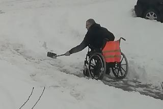 Na wózku inwalidzkim odśnieżał drogę do lekarza 