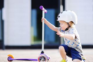 UOKiK skontrolował rowerki i hulajnogi dla dzieci. 22 na 30 modeli miało nieprawidłowości