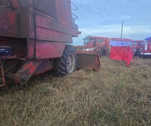 Śmiertelny wypadek na polu pod Chojnicami. Ojciec potrącił kombajnem 29-letniego syna [ZDJĘCIA]