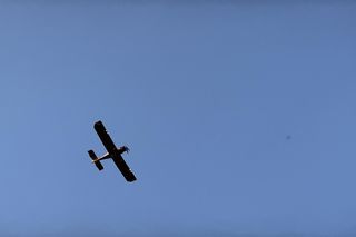 Płonie poligon pod Warszawą. Dym widać z daleka. Ogień nie jest jeszcze opanowany