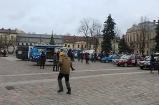 WOŚP 2023 w Krakowie: zlot samochodów Złombol na Rynku Podgórskim