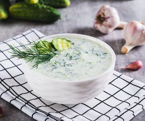 Idealnie zastępuje jogurt grecki. Tzatziki w tej odsłonie to wiosenny hit