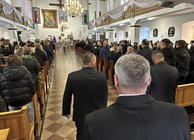 Tłumy na pogrzebie tragicznie zmarłej Mai. Kościół w Działdowie wypełniony po brzegi