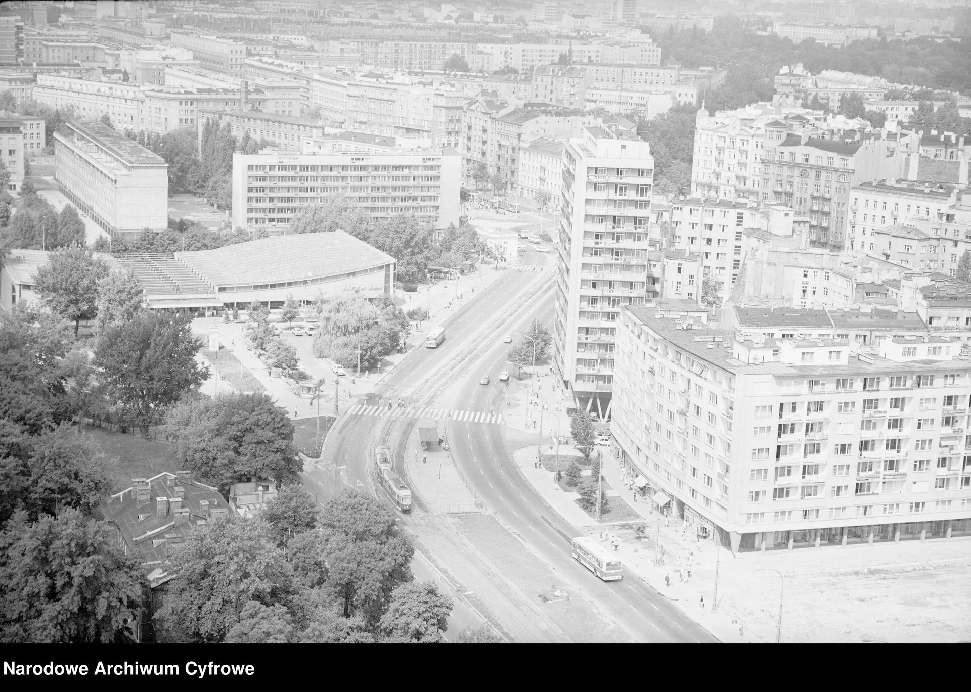 Widok z lotu ptaka na ul. Puławską. Po lewej Supersam