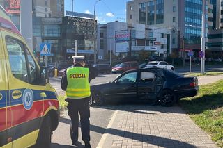 Wypadek na rondzie w Lublinie. 23-latek wylądował na słupie