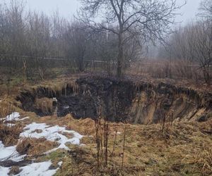 W Bolesławiu znowu zapadła się ziemia. Ogromne zapadlisko znajduje się w pobliżu domów