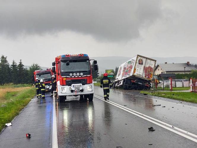 Łososina Dolna. Zderzenie dwóch dostawczaków. Ciężarówka chciała je minąć i skończyła w rowie