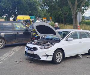 Poważny wypadek pod Dzierżoniowem. Zderzyły się trzy auta, są ranni 