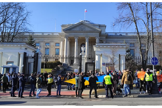 Warszawa. Przed Ambasadą Rosji w Polsce trwa protest przeciwko wojnie 