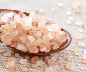 Tę przyprawę musisz mieć zawsze w domu. Chroni przed urokami i chorobą. Poznaj magiczne właściwości soli