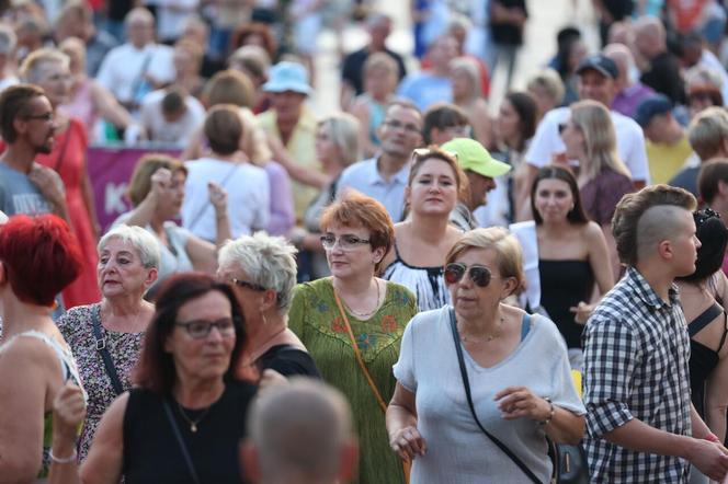 Potańcówka pod Teatrem Śląskim w Katowicach. Tłumy wręcz oszalały ZDJĘCIA