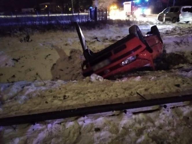Płońsk. POTĘŻNE zderzenie volkswagena z szynobusem! Auto wylądowało na dachu [ZDJĘCIA]