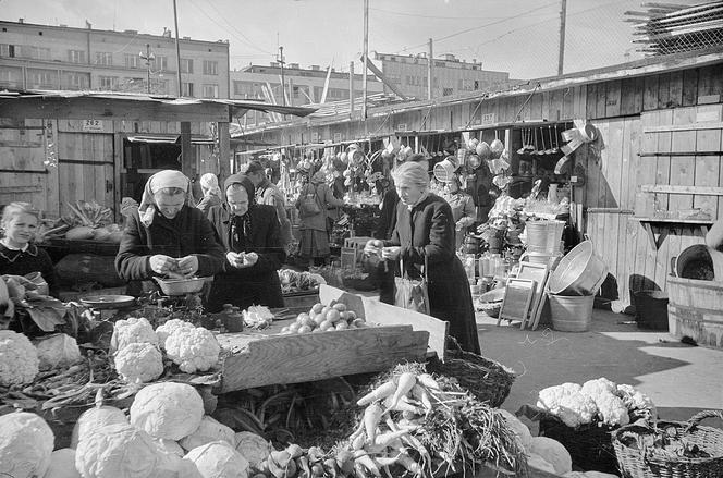 Na bazarach i targowiskach handlowano, plotkowano i dyskutowano o tym co w mieście, co w kraju i na świecie. 